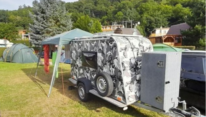 Komplet pohled minikaravan s party stanem v ceně pronájmu